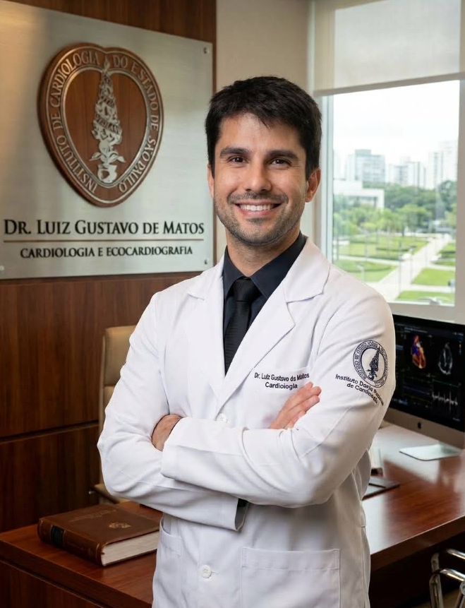 Dr. Luiz Gustavo de Matos em seu consultório de Cardiologia e Ecocardiografia